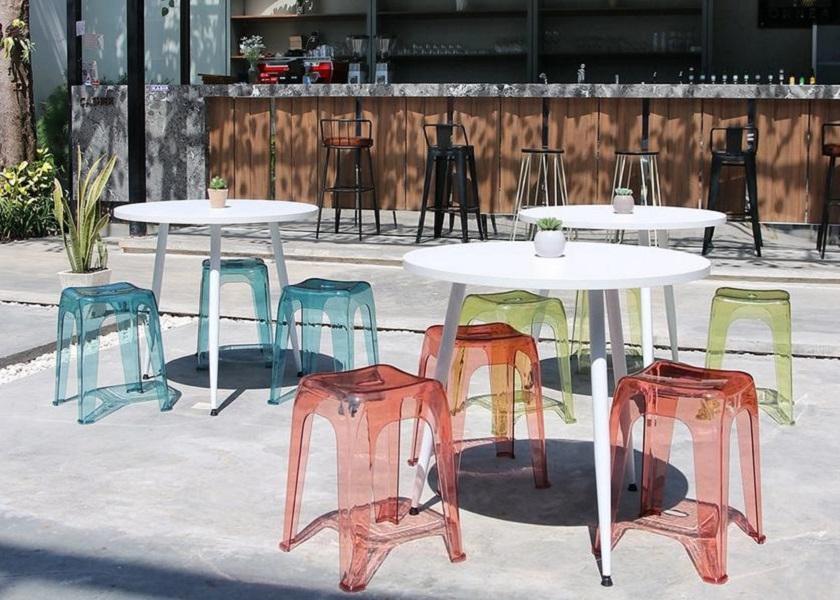 Tampilan Cantik Kursi Plastik Transparan Olymplast Crystal Stool di Outdoor