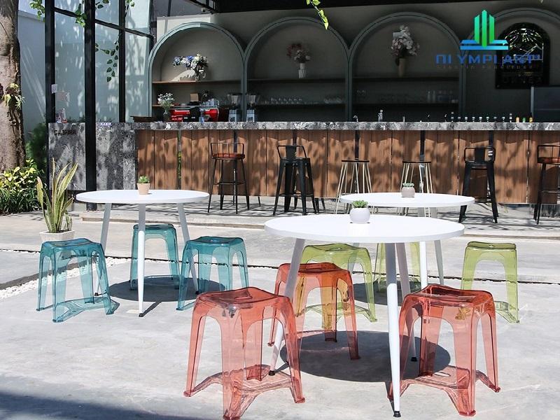 Cafe Outdoor Cantik dengan Produk Crystal Stool Olymplast