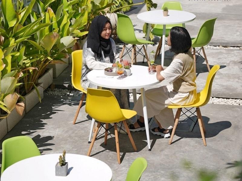 Desain Cafe dengan Kursi Millenial Olymplast