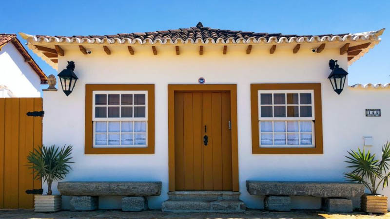 jendela warna putih cokelat rumah minimalist