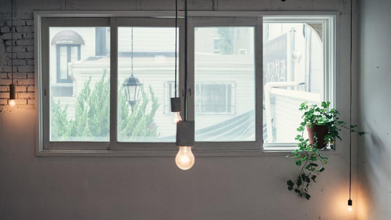 jendela warna putih untuk rumah minimalist