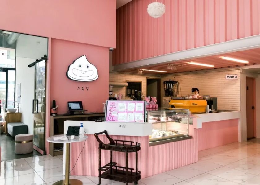 Desain Cafe Ruko Monokromatik