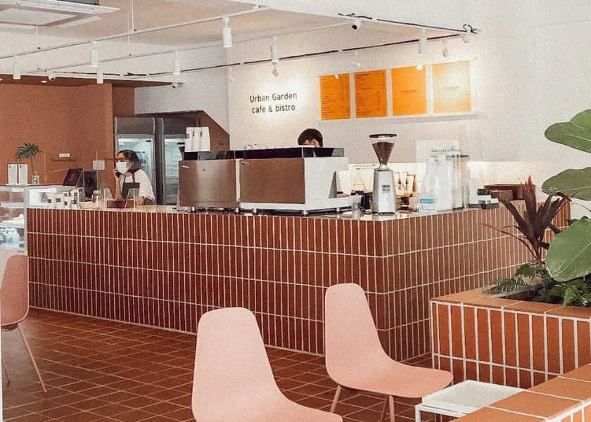 Desain Cafe Ruko dengan Interior Keramik Estetik