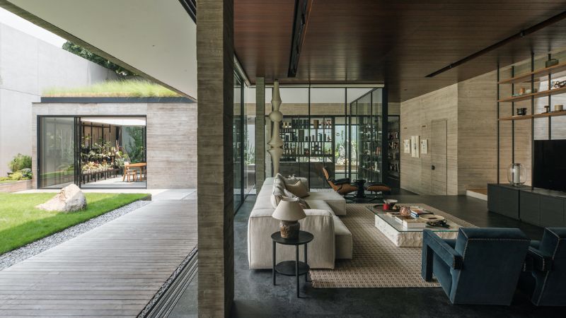 Desain Taman di Tengah Rumah Minimalis Mewah