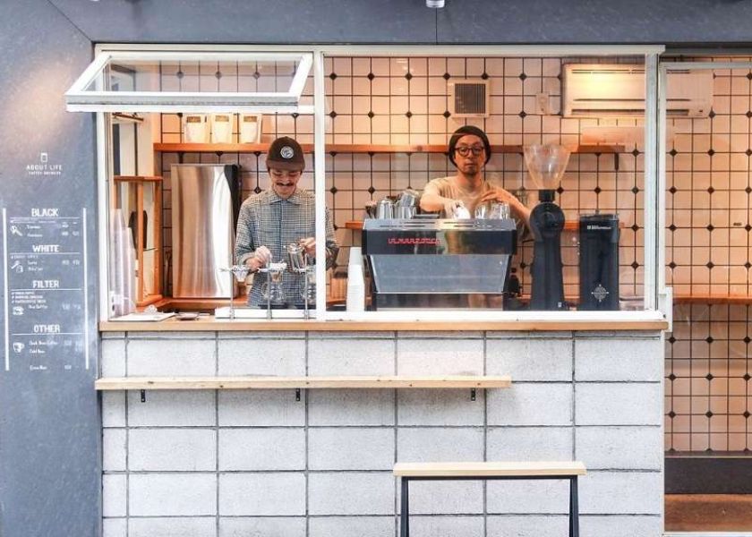 Desain Cafe Ruko dengan Jendela Pemesananan Minimalis