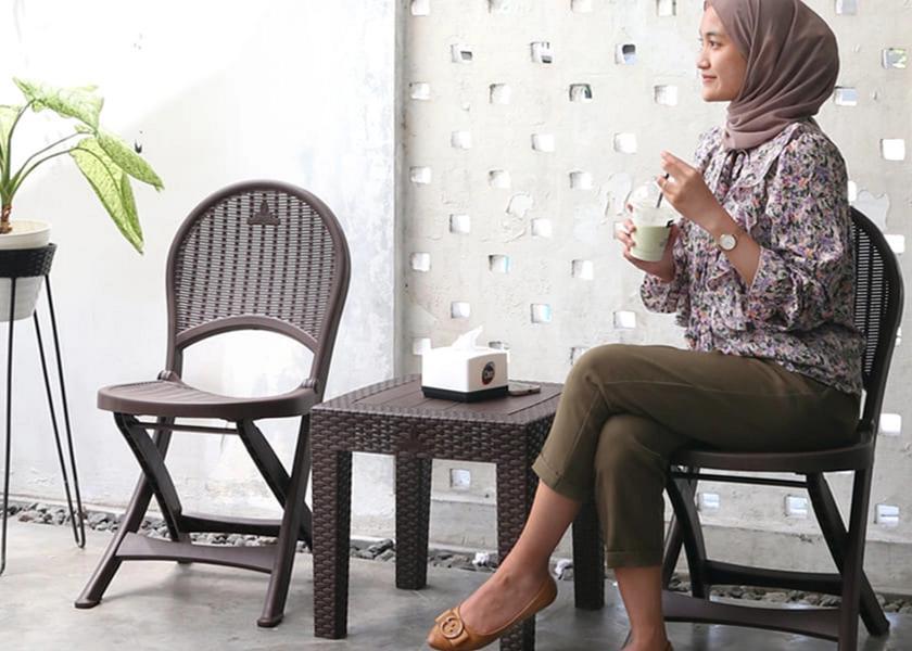 Batu Alam Dinding Teras Depan dengan Olymplast Furniture