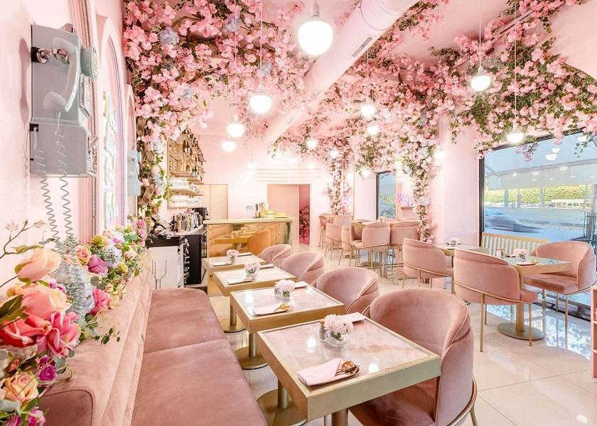 Desain Interior Cafe dengan Menambahkan Pencahayaan Dramatis
