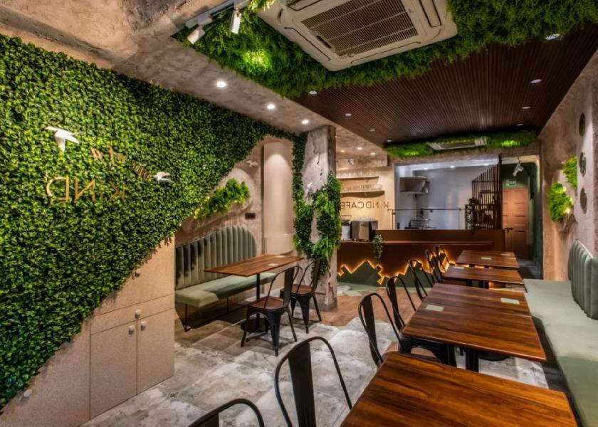 Desain Interior Cafe dengan Taman Dinding Vertikal