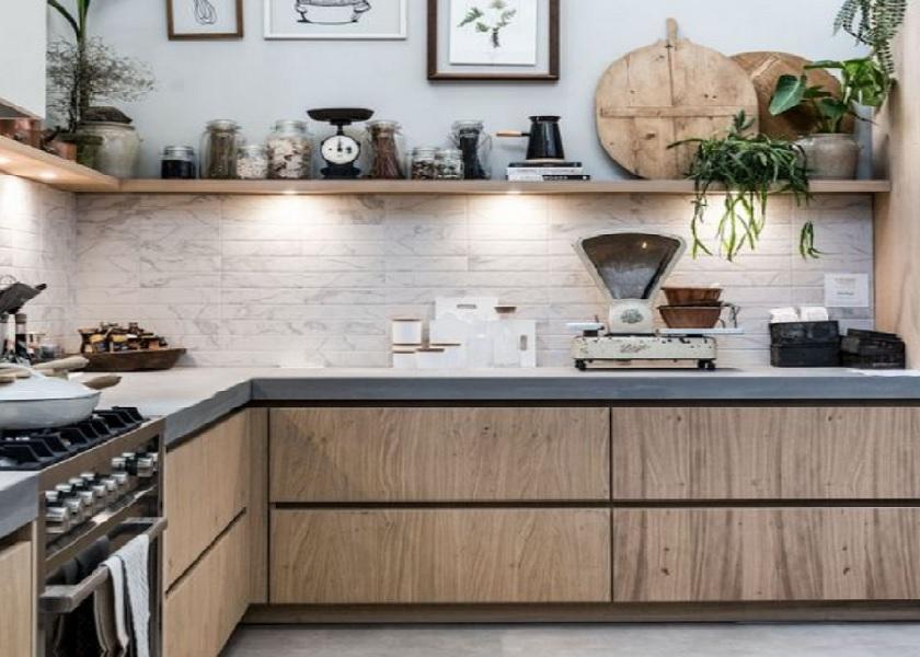 Meja Dapur Cor Bentuk L dengan Pencahayaan Bernuansa Hangat