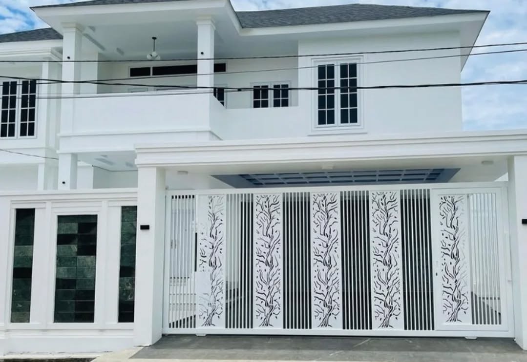 Pagar Kombinasi Batu Alam dan Laser Cut Floral