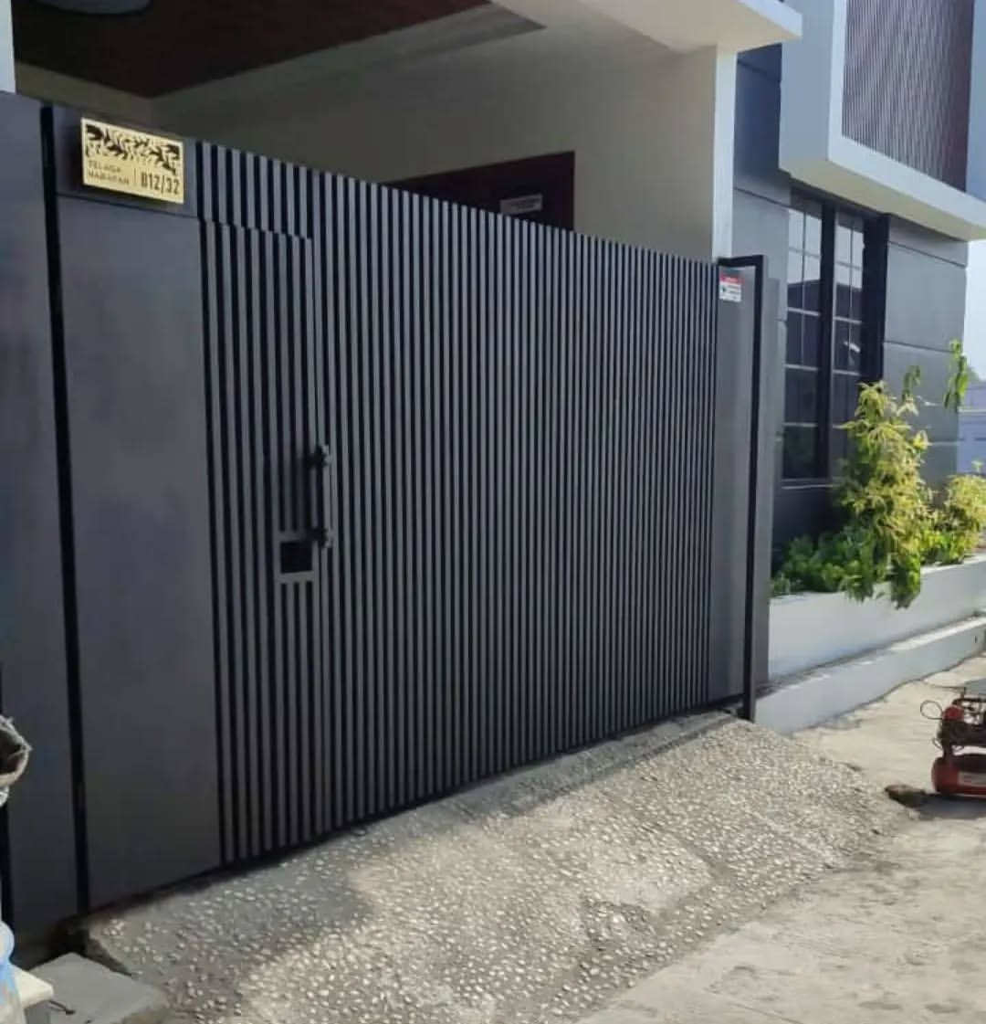 Pagar Hollow Hitam Matte Minimalis