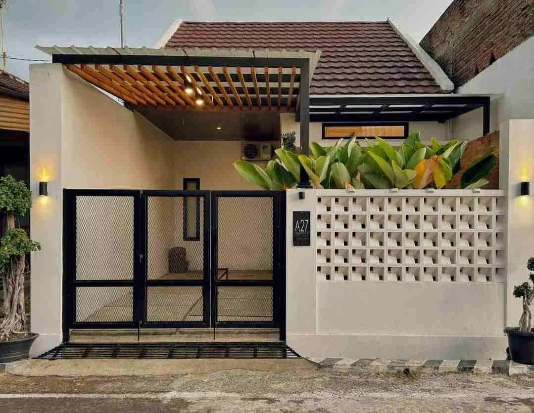 Pagar Besi dengan Roster Beton Motif Geometris