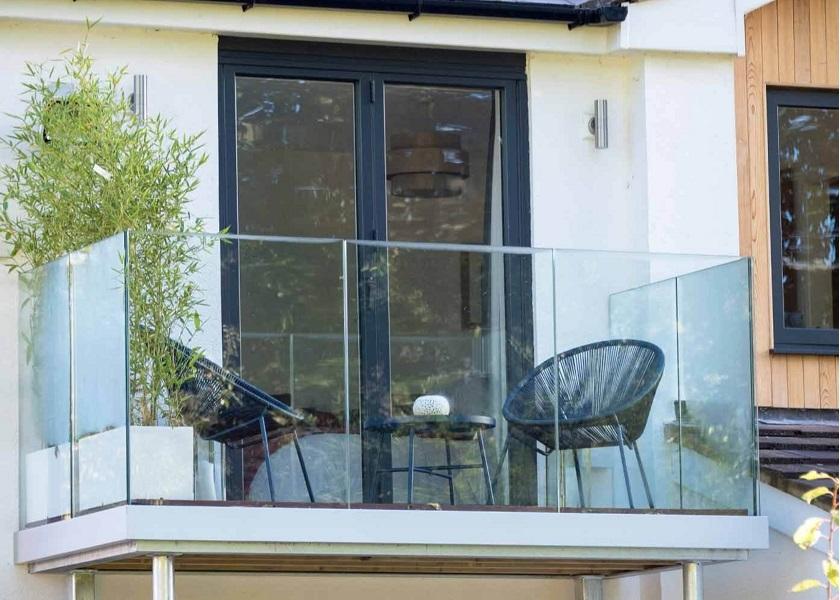 Pagar Balkon Minimalis Kaca