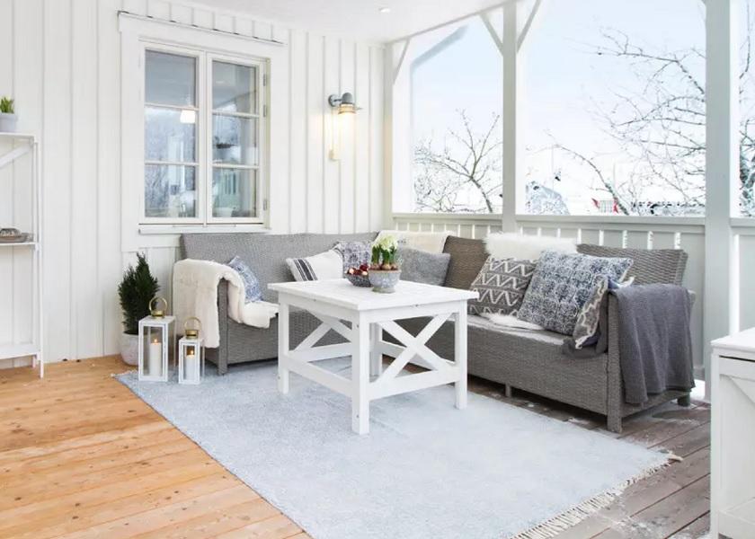 Ruang Tamu di Teras Rumah Type 36 dengan Karpet Outdoor