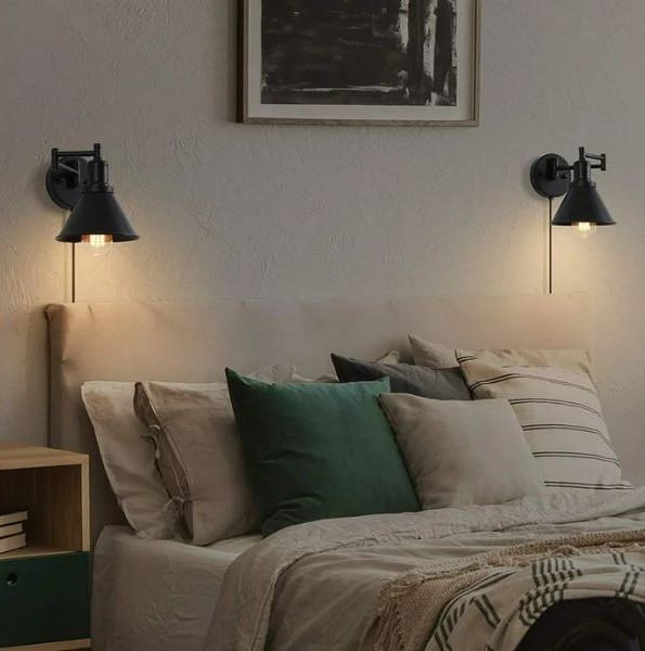 Desain Kamar Tidur dengan Lampu Dinding di Sisi Ranjang