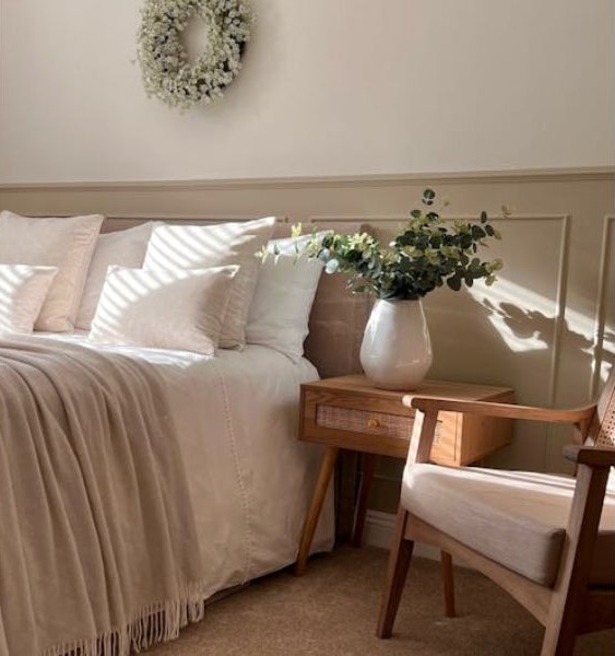 Desain Kamar Tidur 2x3 dengan Palet Warna Terang Hangat