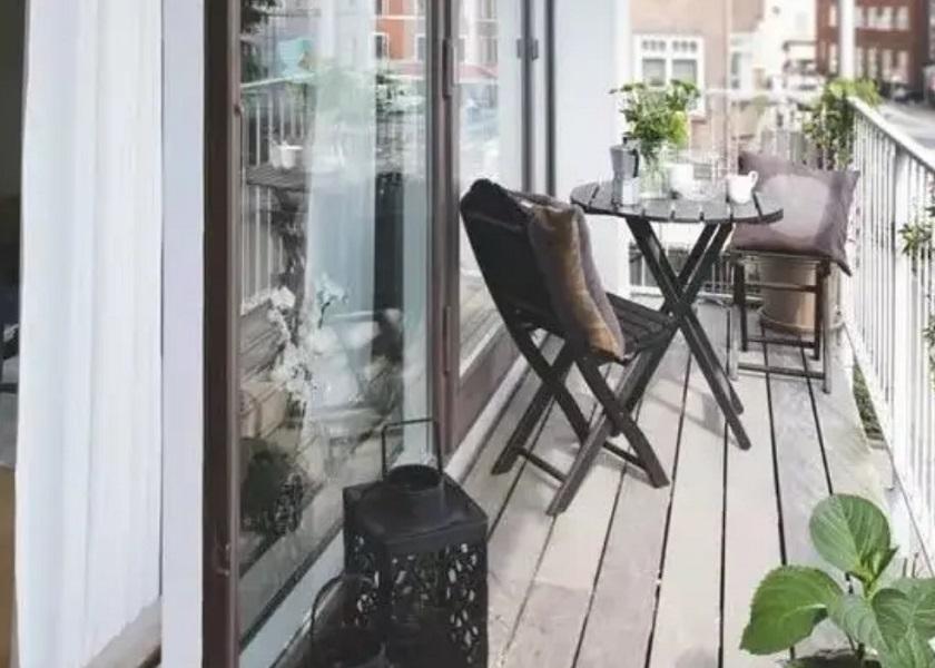 Gunakan Kursi Lipat di Balkon Rumah Minimalis