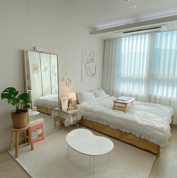 Kamar Aesthetic dengan Cermin Vertikal