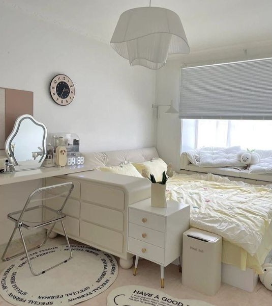 Kamar Estetik dengan Dekorasi Sederhana Warna Netral dan Pastel