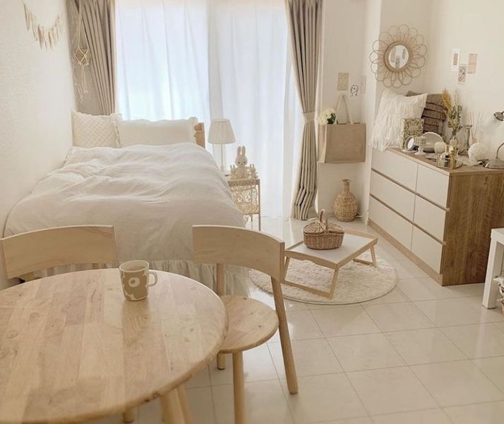 Kamar Estetik dengan Furnitur Minimalis dan Multifungsi dari Kayu Ringan