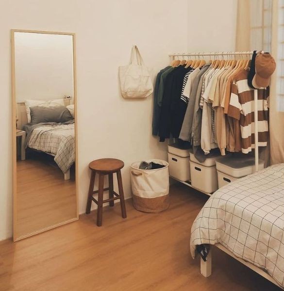 Kamar Aesthetic dengan Standing Hanger untuk Pakaian