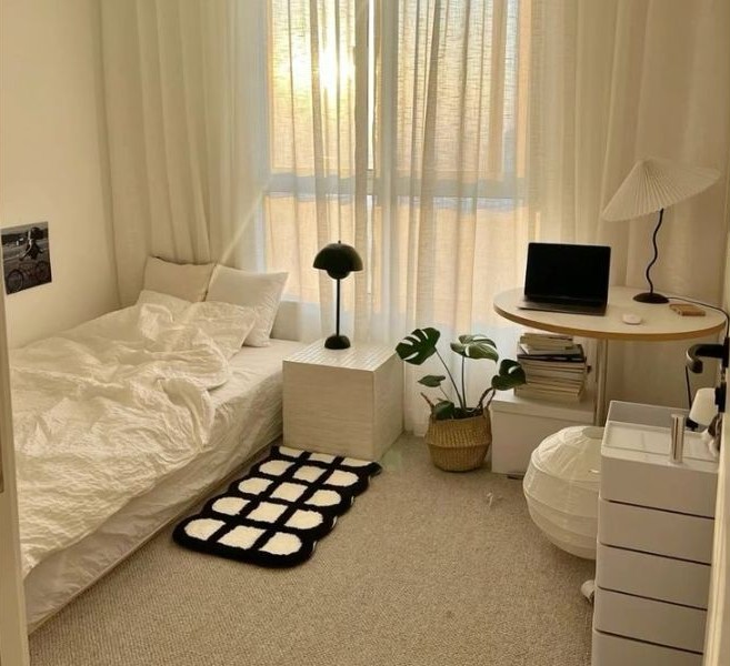Kamar Aesthetic dengan Tirai Putih Tipis (Day Curtains)