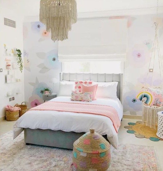 Desain Kamar Anak Perempuan dengan Chandelier Unik