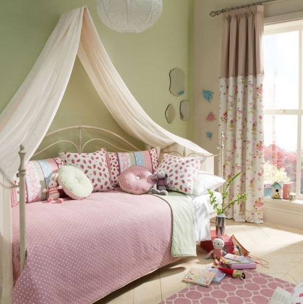 Desain Kamar Anak Perempuan dengan Kanopi Tirai Princess
