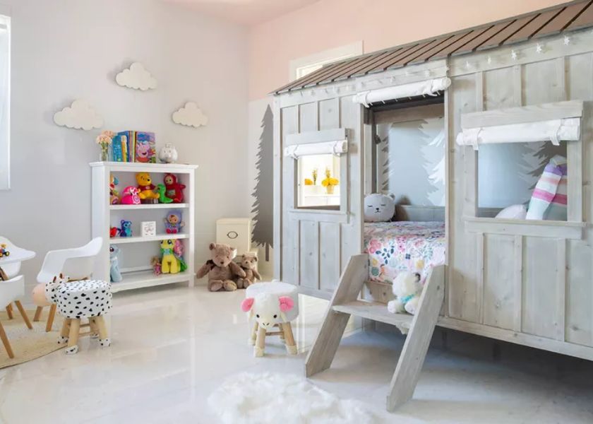 Kamar dengan Kasur Bentuk Rumah