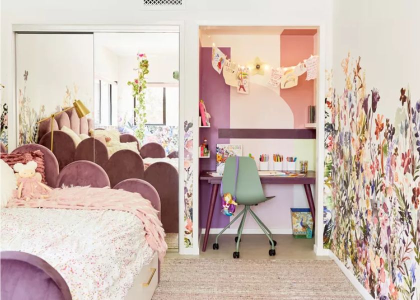 Kamar dengan Meja Belajar dalam Lemari
