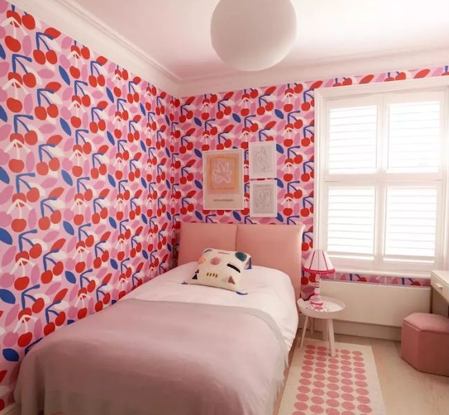 Kamar Anak Perempuan dengan Wallpaper Eye-Catching