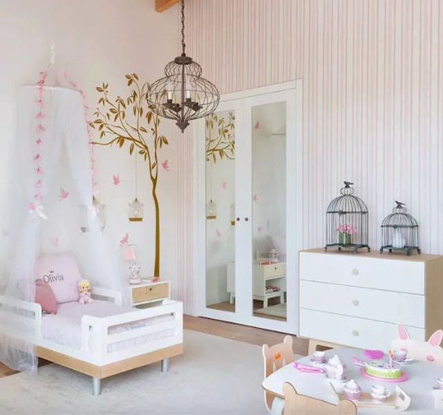 Kamar Pink dengan Area Bermain