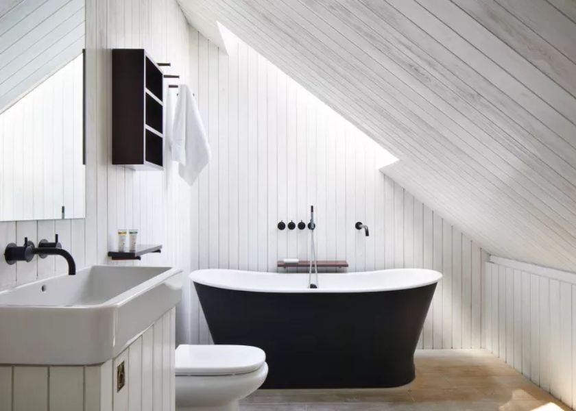 Kamar Mandi Minimalis Nuansa Hitam Putih Atap Miring