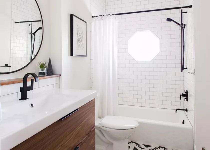 Kamar Mandi Minimalis Nuansa Putih Hardware Hitam
