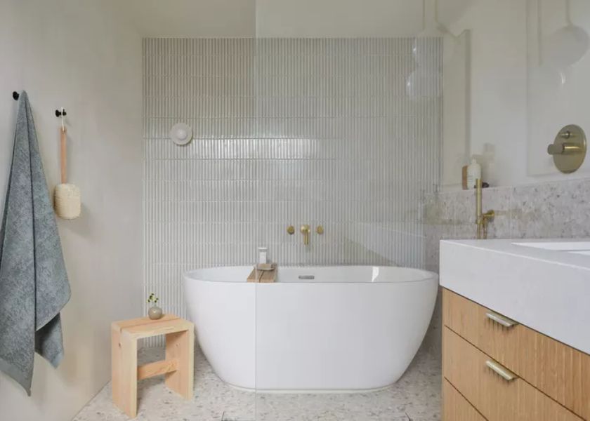 Kamar Mandi Minimalis dengan Tambahkan Elemen Kayu