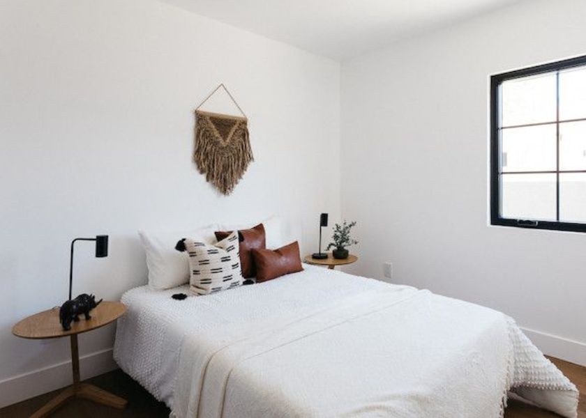 Kamar Tidur Sederhana dengan Furnitur Multifungsi dan Minimalis