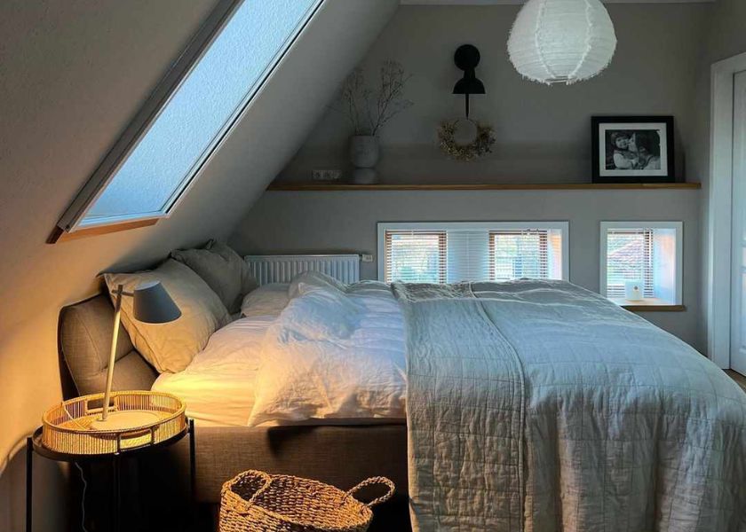 Kamar Tidur Sederhana dengan Pencahayaan Lembut