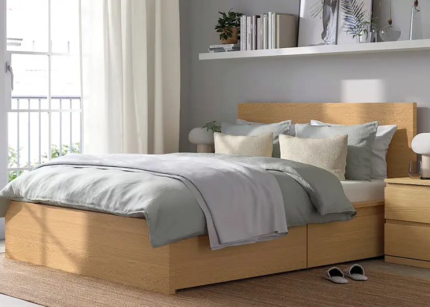 Kamar Tidur Sederhana dengan Penyimpanan Tertata Rapi