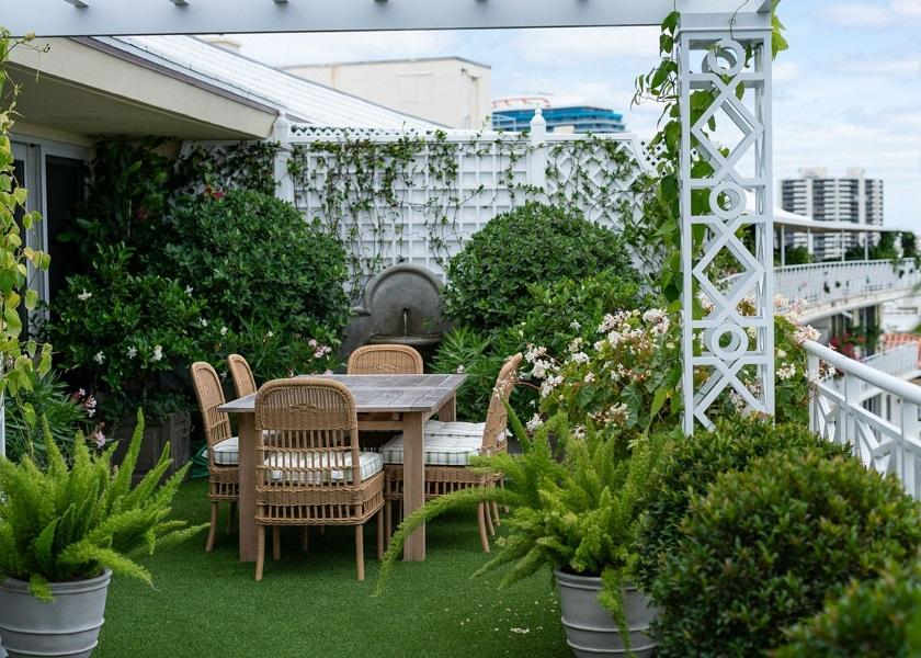 Tambahkan Kanopi di Balkon Rumah Minimalis