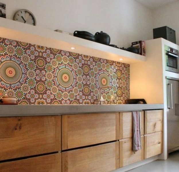 Meja Dapur Cor L dengan Backsplash Bermotif