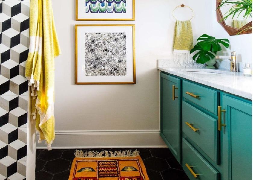Model Kamar Mandi Minimalis Perabot Berwarna Cerah