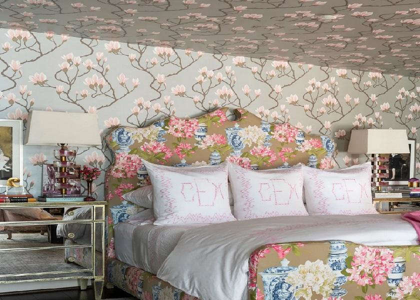 Plafon Kamar Tidur Sederhana dengan Wallpaper sampai Atas