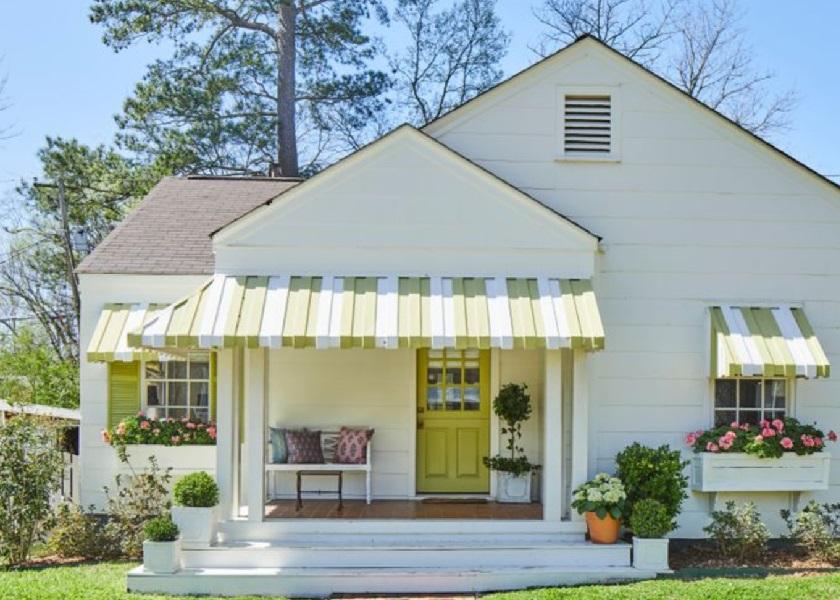 Teras Rumah Sederhana dengan Sofa atau Ayunan Cozy