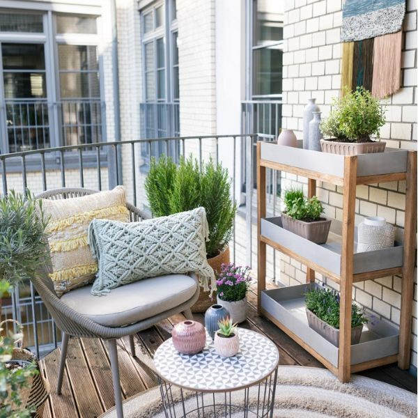 Rumah Minimalis Modern 2 Lantai dengan Balkon Taman Kecil