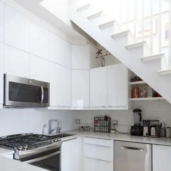 Dapur Bawah Tangga Sederhana Putih Modern