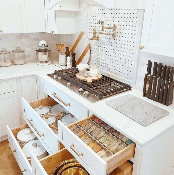 Desain Dapur Sederhana dan Unik dengan Toples Kaca Seragam
