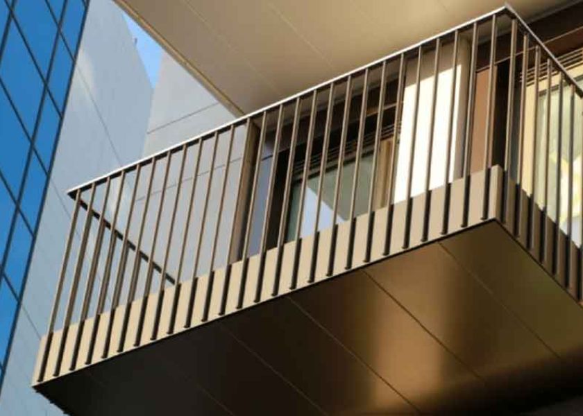 Desain Pagar Balkon Lantai 2 dengan Besi Minimalis Vertikal