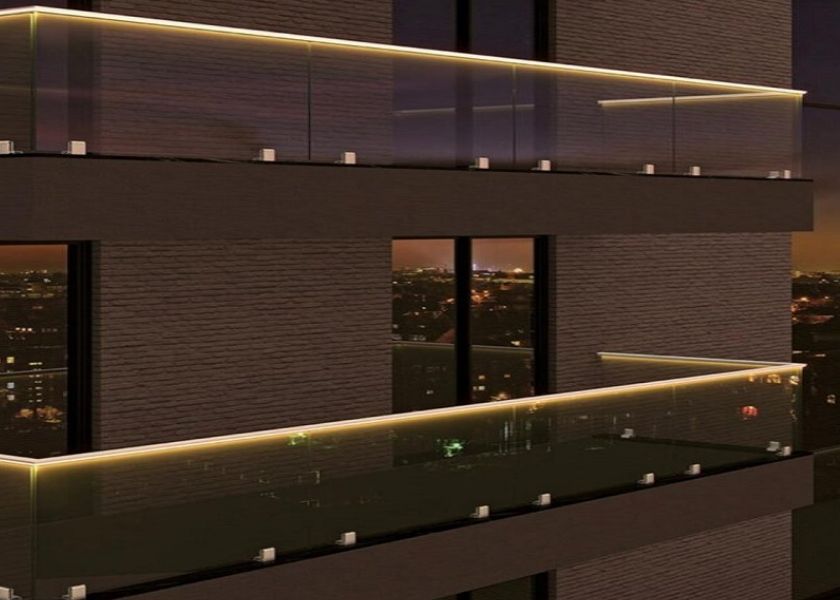 Desain Pagar Balkon Frameless Glass dengan LED