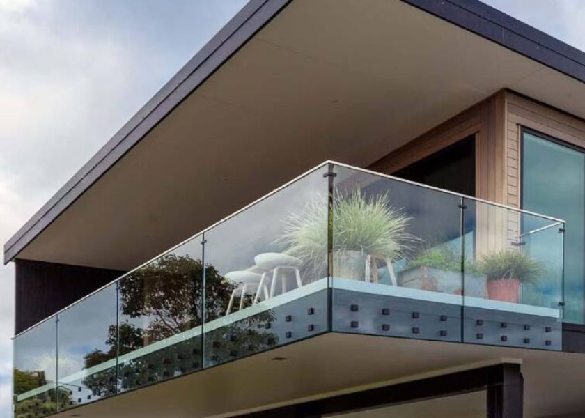 Desain Pagar Balkon Lantai 2 dengan Kaca Transparan