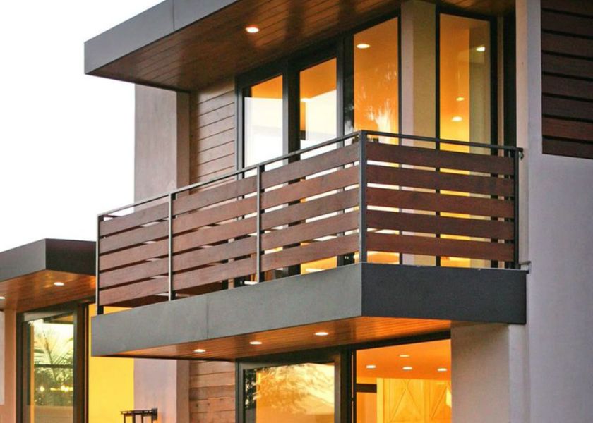 Desain Pagar Balkon Lantai 2 dengan Papan Kayu dan Besi